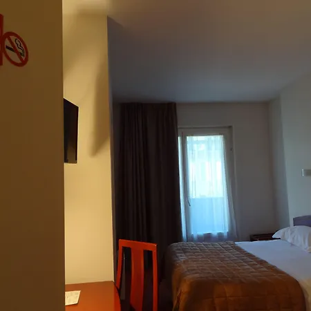 Cit'hotel De La Marne فندق تارْب