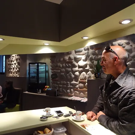 Cit'hotel De La Marne 2* تارْب